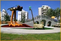 פסל של יתוש בגינה ציבורית