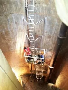 התקנת סולם פיברגלס עם פודסט עבודה בפיר תשתיות – מגדל נורדאו