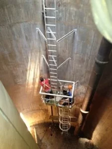סולם ופודסט פיברגלס במגדל מים לגישה ותחזוקה בטוחה