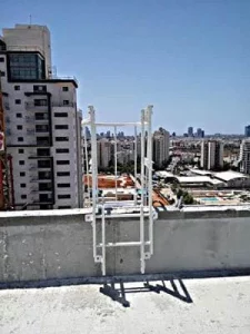 סולם ירידה לתוך הגג מפיברגלס עם מעקה בטיחות