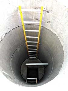 סולמות ומעקה פודסט פיברגלס בפתח מרובע בתוך פיר