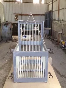 סולם פיברגלס עם סל מגוב לעבודה בטוחה בגובה ובמתקנים תעשייתיים