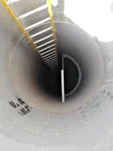 פודסט למשטח מנוחה וסולם פיברגלס בתוך פיר עמוק