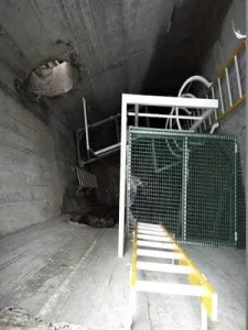 פודסטים וסולמות פיברגלס בפיר עמוק לעבודה בטוחה בגובה
